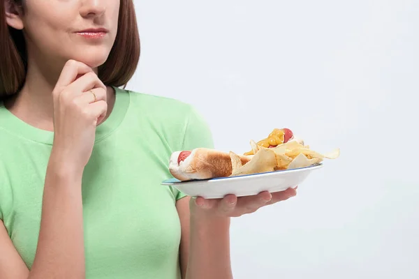 Frau Mit Einer Schüssel Leckerem Hausgemachtem Brot Auf Weißem Hintergrund — Stockfoto