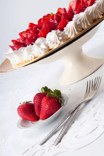 有草莓和薄荷糖的美味巧克力蛋糕 — 图库照片