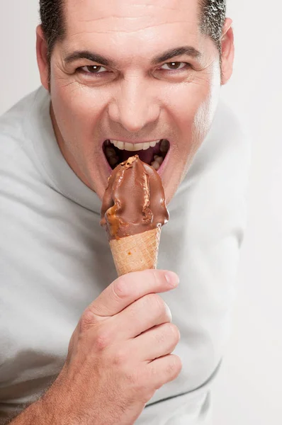 チョコレートアイスクリームを手にした若い男の肖像画 — ストック写真