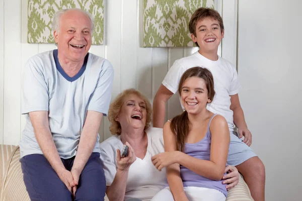 Πορτρέτο Της Ευτυχισμένης Οικογένειας Κάθεται Στον Καναπέ Στο Σπίτι — Φωτογραφία Αρχείου