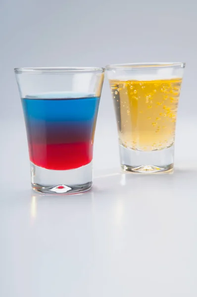 Три Склянки Різних Алкогольних Коктейлів Білому Тлі — стокове фото