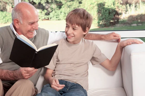 Nonno Lettura Libro Sul Divano — Foto Stock