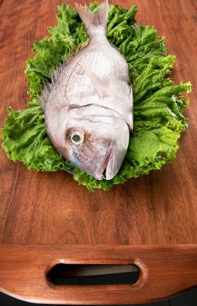 Peixe Cru Com Folhas Salada Limão Fundo Madeira — Fotografia de Stock