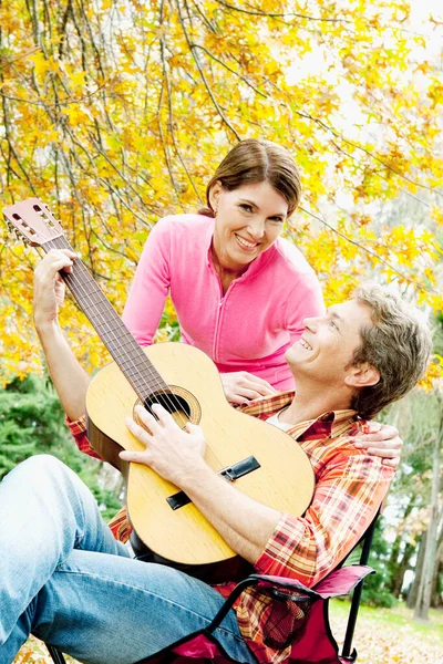 Ευτυχισμένο Ζευγάρι Ερωτευμένο Παίζει Κιθάρα Στο Πάρκο — Φωτογραφία Αρχείου