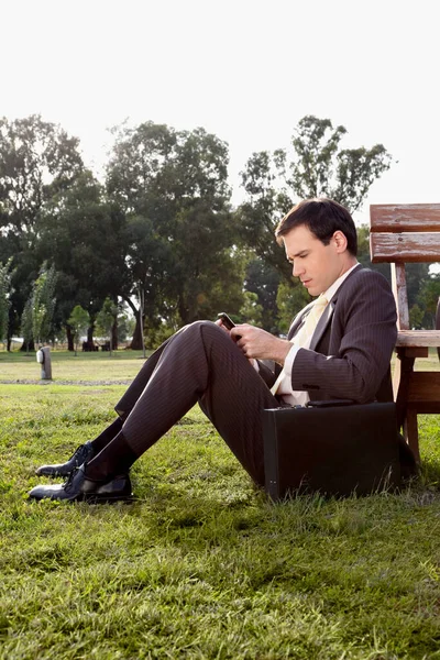 Young Businessman Sitting Grass Reading Book — Stock Photo, Image