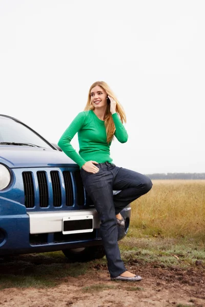 Mujer Joven Con Una Chaqueta Roja Vaqueros Sentados Carretera Mirando — Foto de Stock