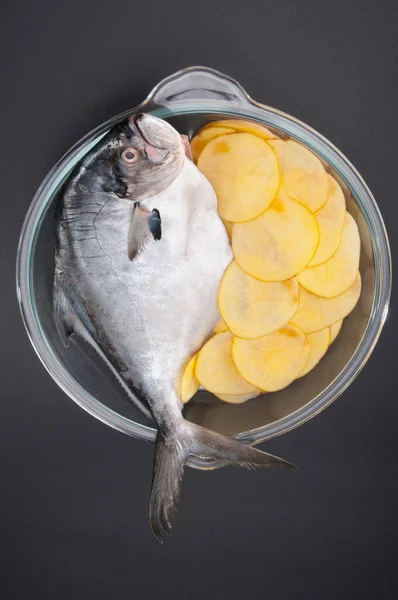 Fisch Einer Glasschale Auf Schwarzem Hintergrund — Stockfoto