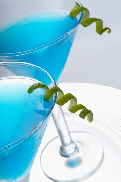 Blauwe Cocktail Met Citroen Munt Een Witte Achtergrond — Stockfoto