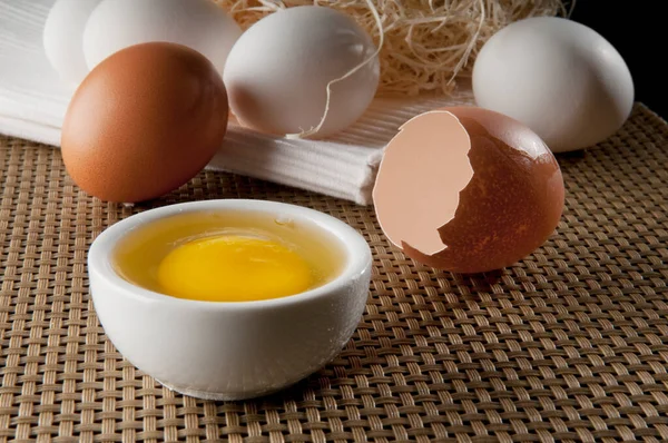 Tahta Arka Planda Bir Kasede Yumurtalar — Stok fotoğraf