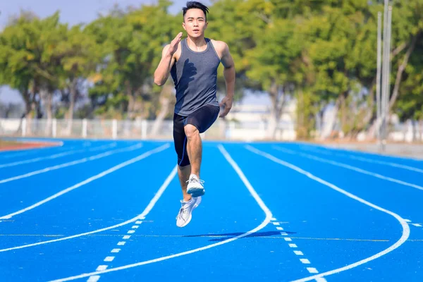 Joven Asiático Hombre Atleta Corriendo Entrenamiento Pista — Foto de Stock