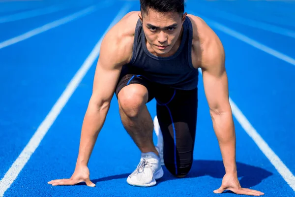 Atleta Masculino Pista Corrida Está Pronto Para Correr — Fotografia de Stock