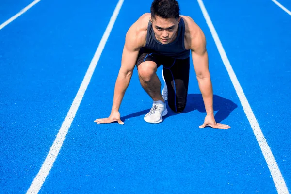 Asiático Atleta Masculino Pista Corrida Está Pronto Para Correr — Fotografia de Stock