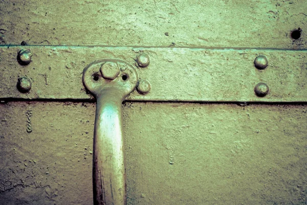 Vecchia Porta Metallo Arrugginito Con Una Serratura — Foto Stock