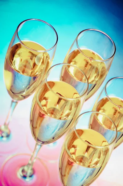 Bicchieri Champagne Con Bicchiere Vino Sfondo Blu — Foto Stock