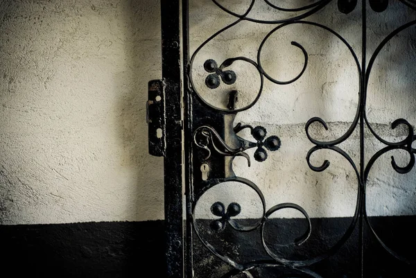 Παλιά Σκουριασμένη Μεταλλική Πόρτα Μαύρη Λαβή — Φωτογραφία Αρχείου