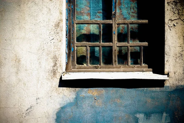 Mavi Gökyüzü Olan Eski Pencere — Stok fotoğraf