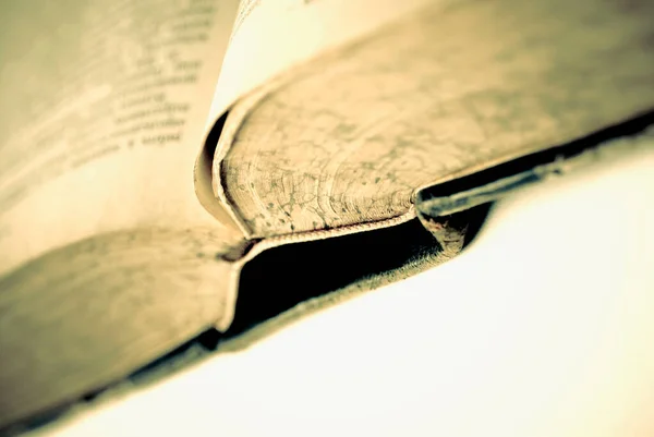 Vieux Livre Avec Une Loupe — Photo