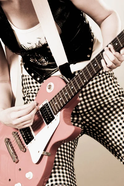 Жінка Гітарою Чорними Навушниками — стокове фото