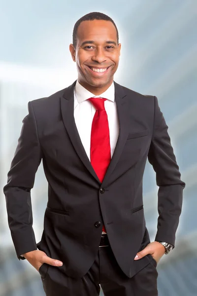 若いアフリカ系アメリカ人ビジネスマンの肖像画です — ストック写真