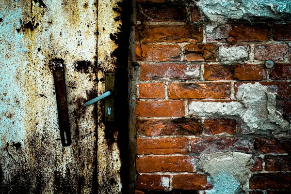 Vieja Pared Ladrillo Con Metal Oxidado Una Puerta Roja — Foto de Stock