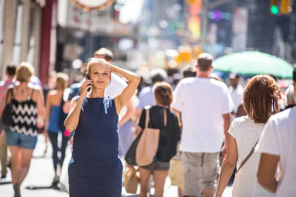 Bonita Jovem Empresária Falando Telefone Enquanto Caminhava Centro Manhattan Dof — Fotografia de Stock