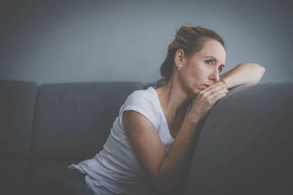 Depressive Frau Mittleren Alters Hause Die Sich Traurig Einsam Ängstlich — Stockfoto