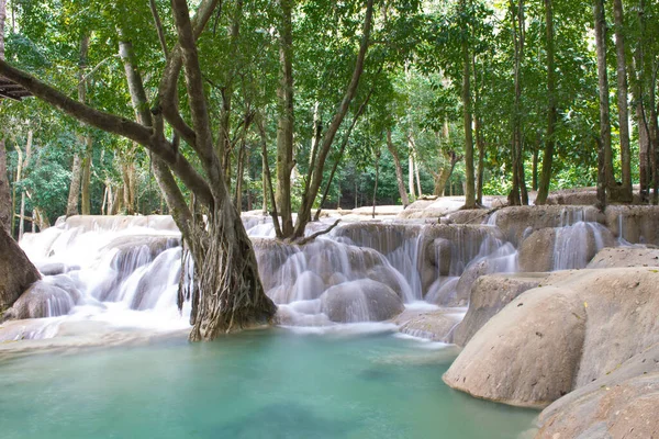 青翠的森林里 长期暴露着老挝的自然 流露着柔和的水和热带的天堂 色彩艳丽 — 图库照片