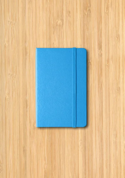 Blauw Gesloten Notebook Mockup Geïsoleerd Houten Achtergrond — Stockfoto