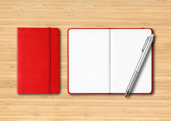 红色关闭和开放的内衬笔记本与笔 在木制背景上隔离的软垫 — 图库照片