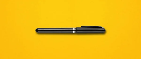 Zwarte Vilten Pen Geïsoleerd Gele Banner Achtergrond — Stockfoto