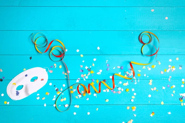 Concepto Celebración Carnaval Colorido Con Cinta Azul Sobre Fondo Madera —  Fotos de Stock