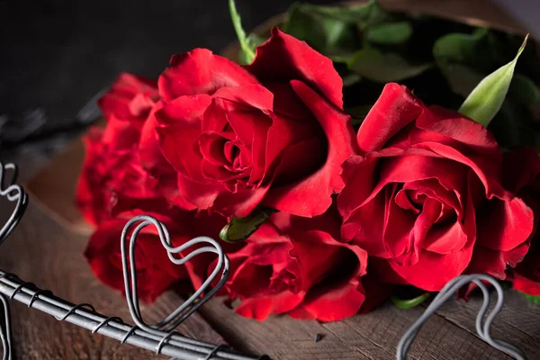 Banda Czerwonych Róż Kształtów Serca Ciemnym Drewnie Vintage Tło Miłości — Zdjęcie stockowe