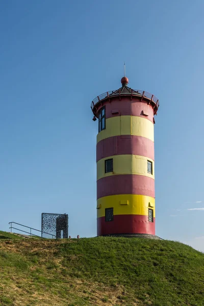 Pilsumer Leuchtturm Auf Dem Deich Blick Von Unten Gegen Strahlend — Stockfoto