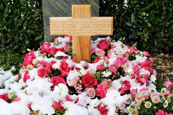 Schneebedeckter Blumenschmuck Aus Rosen Einem Grab Mit Holzkreuz — Stockfoto