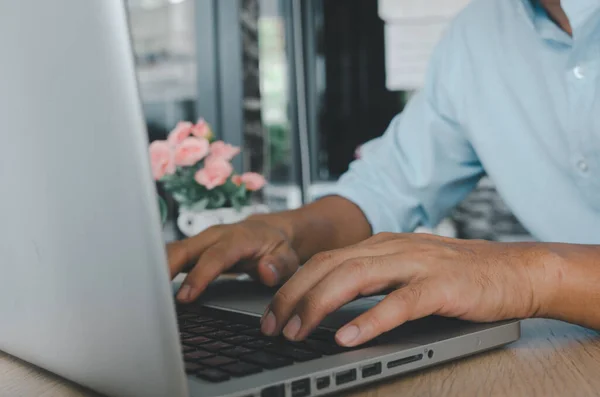 Üzletember Kézi Gépelés Laptop Billentyűzeten Asztalon Keresés Internetes Technológia Közösségi — Stock Fotó