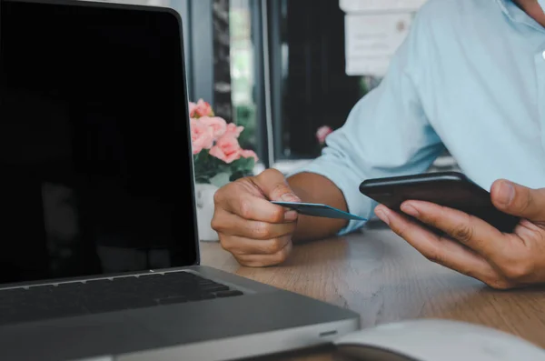 Hombre Negocios Mano Utilizando Teléfono Inteligente Móvil Tarjeta Crédito Con — Foto de Stock