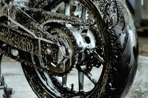Umyj Motocykl Myjni Samochodowej Myjnia Piankowa Kołach — Zdjęcie stockowe
