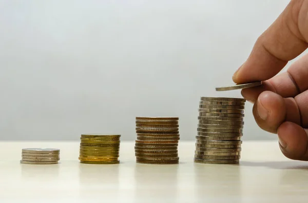 Mână Ţinând Monedă Conceptul Afaceri Pentru Economisirea Banilor Planificarea Financiară — Fotografie, imagine de stoc