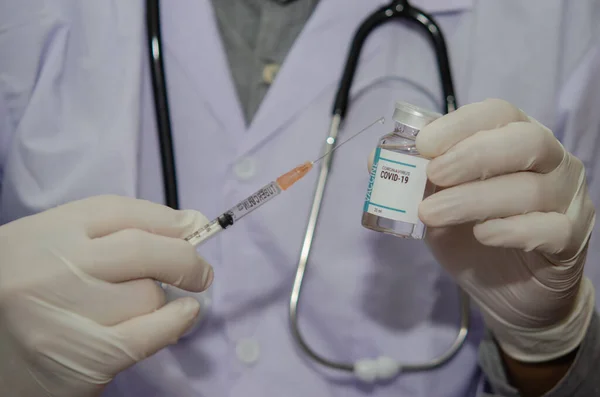 Erkek Doktor Elinde Covid Aşısı Koronavirüs Aşısı Tutuyor — Stok fotoğraf