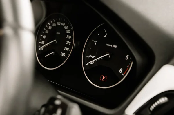 Close Van Een Auto Dashboard Met Een Snelheidsmeter — Stockfoto