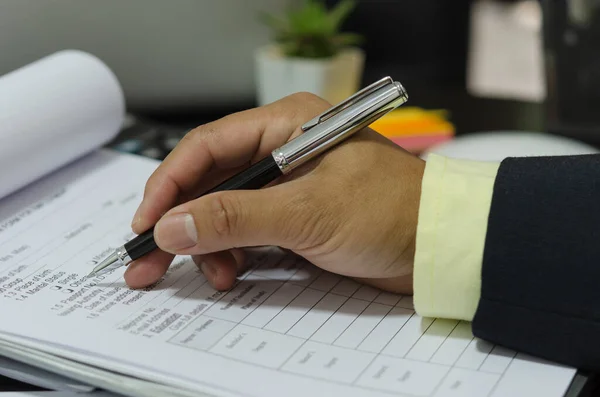 Primer Plano Escritura Una Persona Portapapeles Con Bolígrafo —  Fotos de Stock