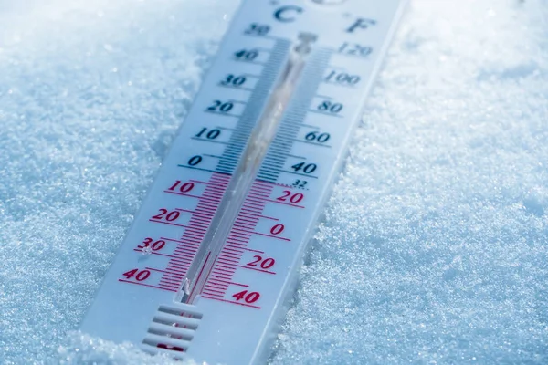 Termometern Ligger Snön Vintern Och Visar Negativ Temperatur Meteorologiska Förhållanden — Stockfoto
