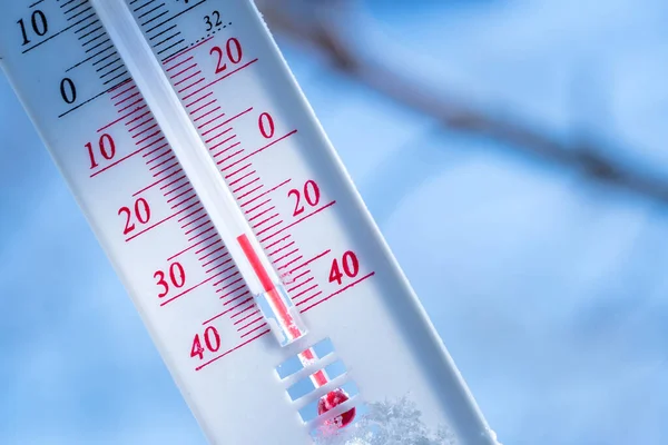 Термометр Зимой Лежит Снегу Показывая Отрицательную Температуру Метеорологические Условия Суровом — стоковое фото
