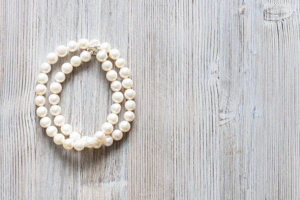 Gefaltete Natürliche Weiße Perlenkette Auf Grauem Holzhintergrund Mit Copyspace — Stockfoto