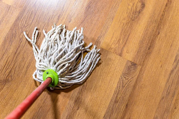 Ponto Vista Esfregona Corda Está Limpando Piso Laminado Madeira Casa — Fotografia de Stock