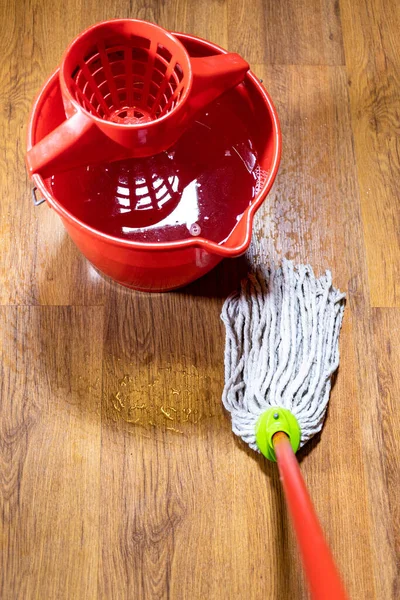 Pohled Lano Mop Čistí Dřevěnou Laminátovou Podlahu Blízkosti Kbelíku Vodou — Stock fotografie