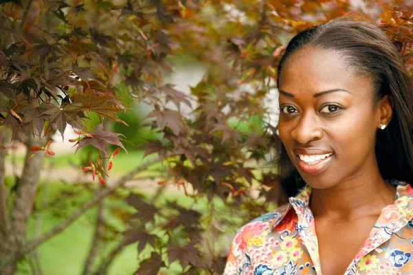 Retrato Uma Bela Jovem Africana Americana Vestido Preto — Fotografia de Stock
