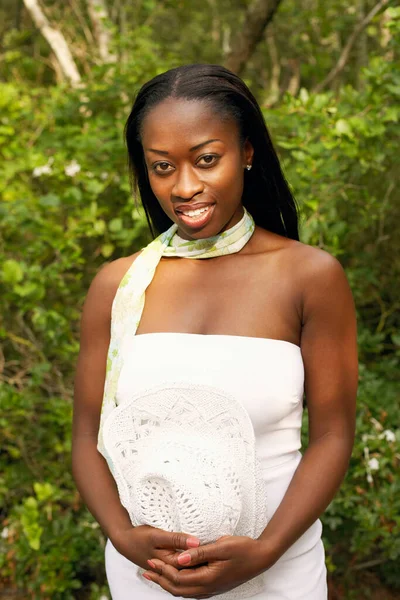Портрет Молодої Афроамериканки Білій Сукні — стокове фото