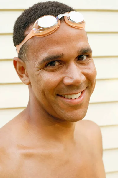 Retrato Hombre Afroamericano Guapo Sonriendo —  Fotos de Stock