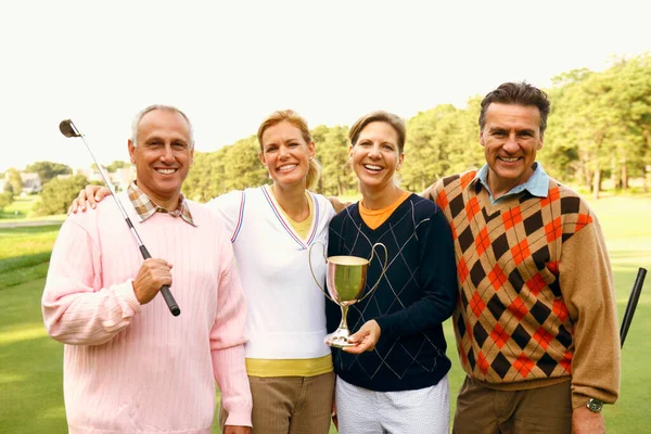 Grupp Vänner Som Håller Golfboll Grönt Gräs — Stockfoto